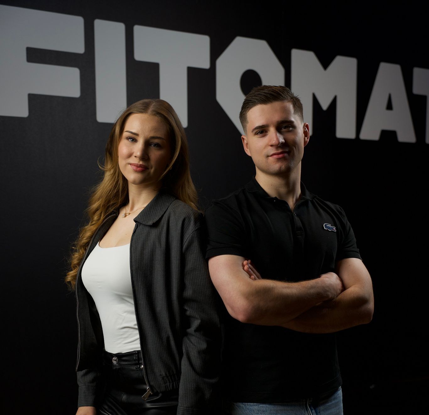 Die beiden Betreiber von FITOMAT Rötha vor dem FITOMAT Schriftzug